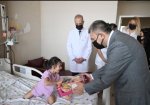 Vali ahin'den huzurevi sakinleri ve tedavi gren vatandalara bayram ziyareti